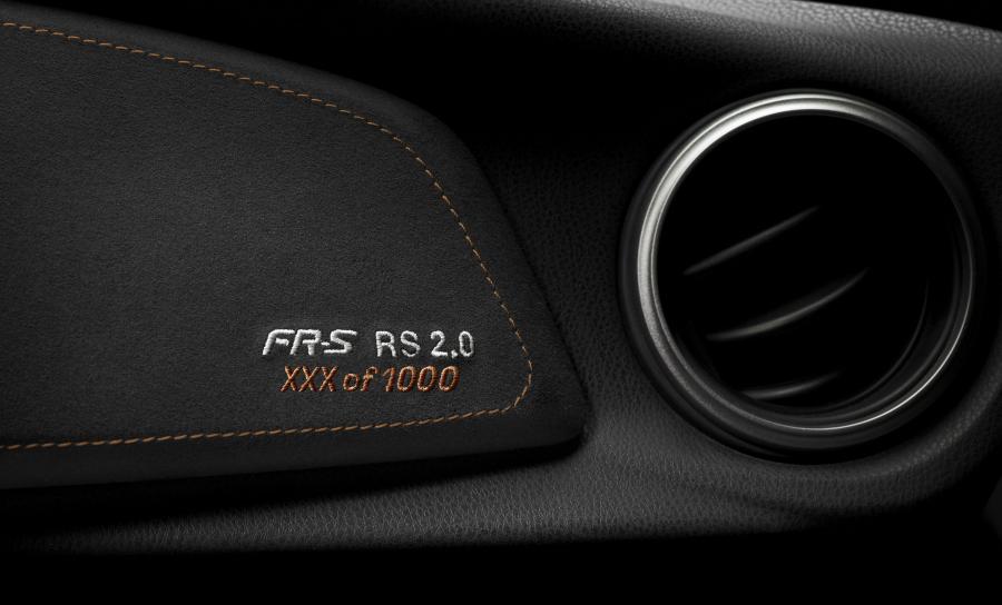 Детали интерьера Scion FR-S Release Series 2.0 2016 года  (фото 13 из 14)
